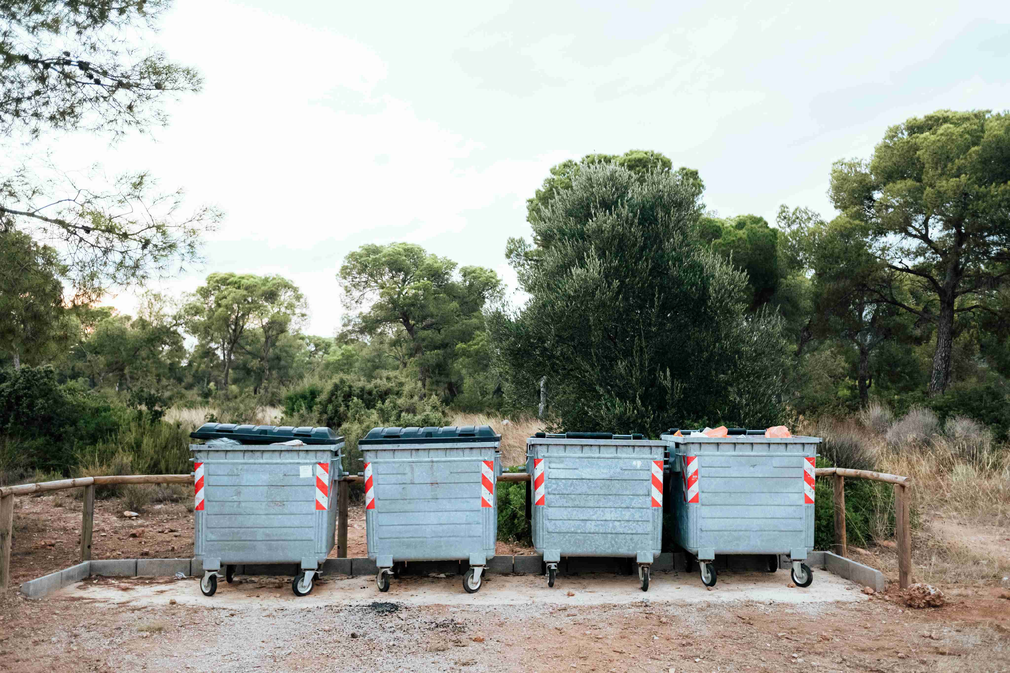 metal-garbage-containers-for-urban-waste_1DZgWCeqG1